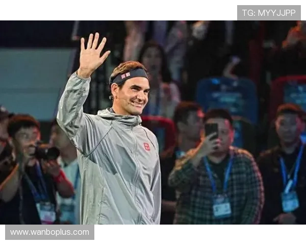 网球传奇费德勒宣布退役后首次现身赛场，观众热烈欢迎